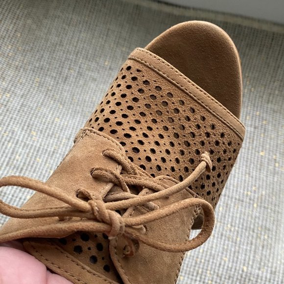 Tahari Megyn Lace Up Heels in Tan 7.5B - Picture 7 of 9